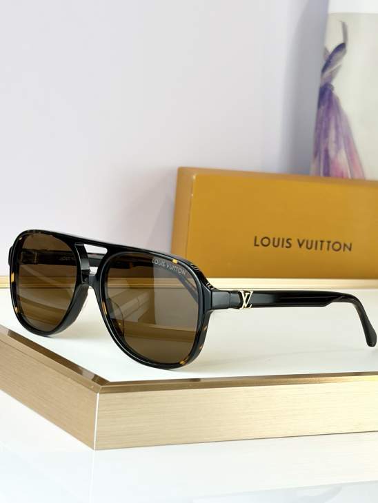 Picture of Louis Vuitton Sunglasses _SKUfw79279441fw